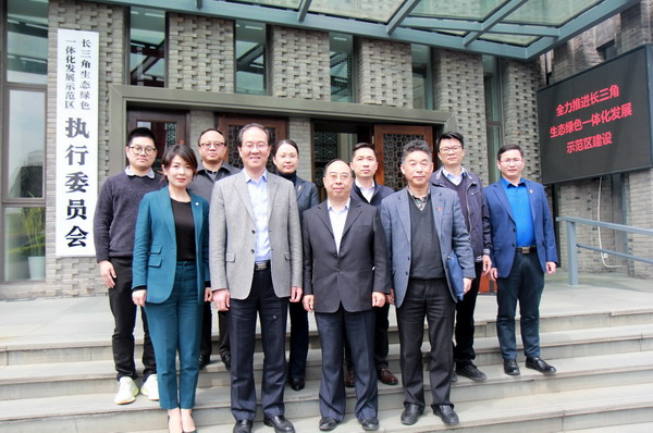 6.方俊良帶隊赴示范區(qū)執(zhí)委會合影