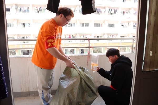 進(jìn)寢室回收水瓶 進(jìn)寢室回收水瓶